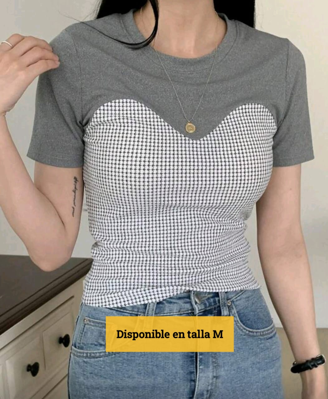 Color:  Parte superior: Gris lisa  Parte inferior: Estampado tipo microcuadros blanco con negro  Talla: M  Diseño:  Corte ajustado que estiliza la figura  Ilusión de corset gracias al contraste de telas