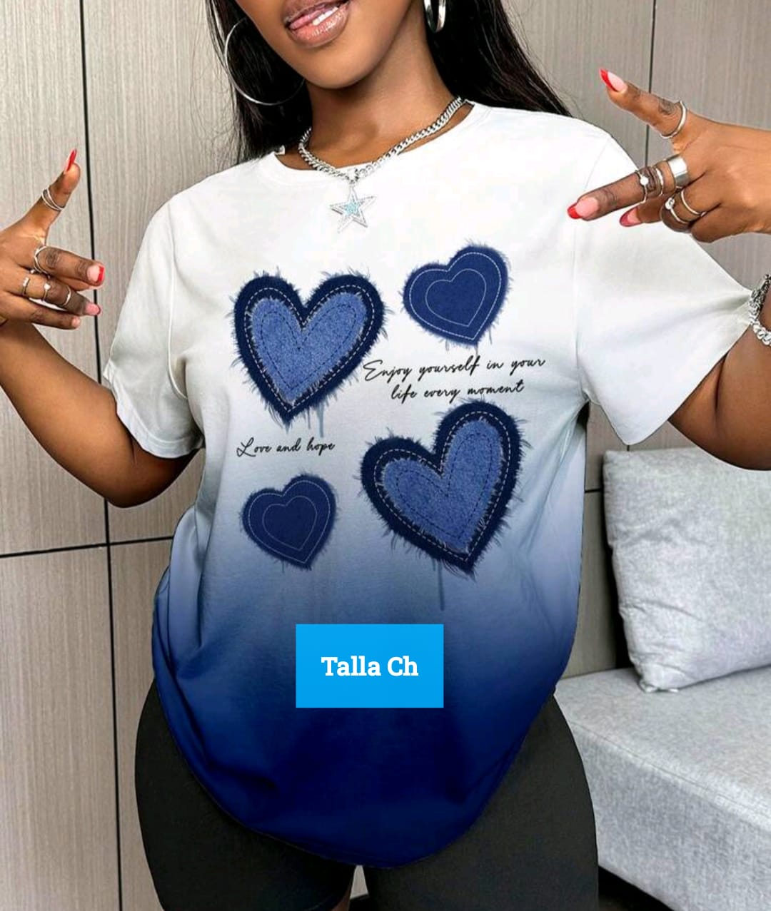 ???? Playera de corazones en mezclilla – Talla Chica  Talla: Chica (CH)  Color: Degradado blanco a azul marino  Diseño:  Corazones estilo mezclilla con bordes deshilados.  Textos decorativos como:  Love and hope  Enjoy yourself in your life every mom