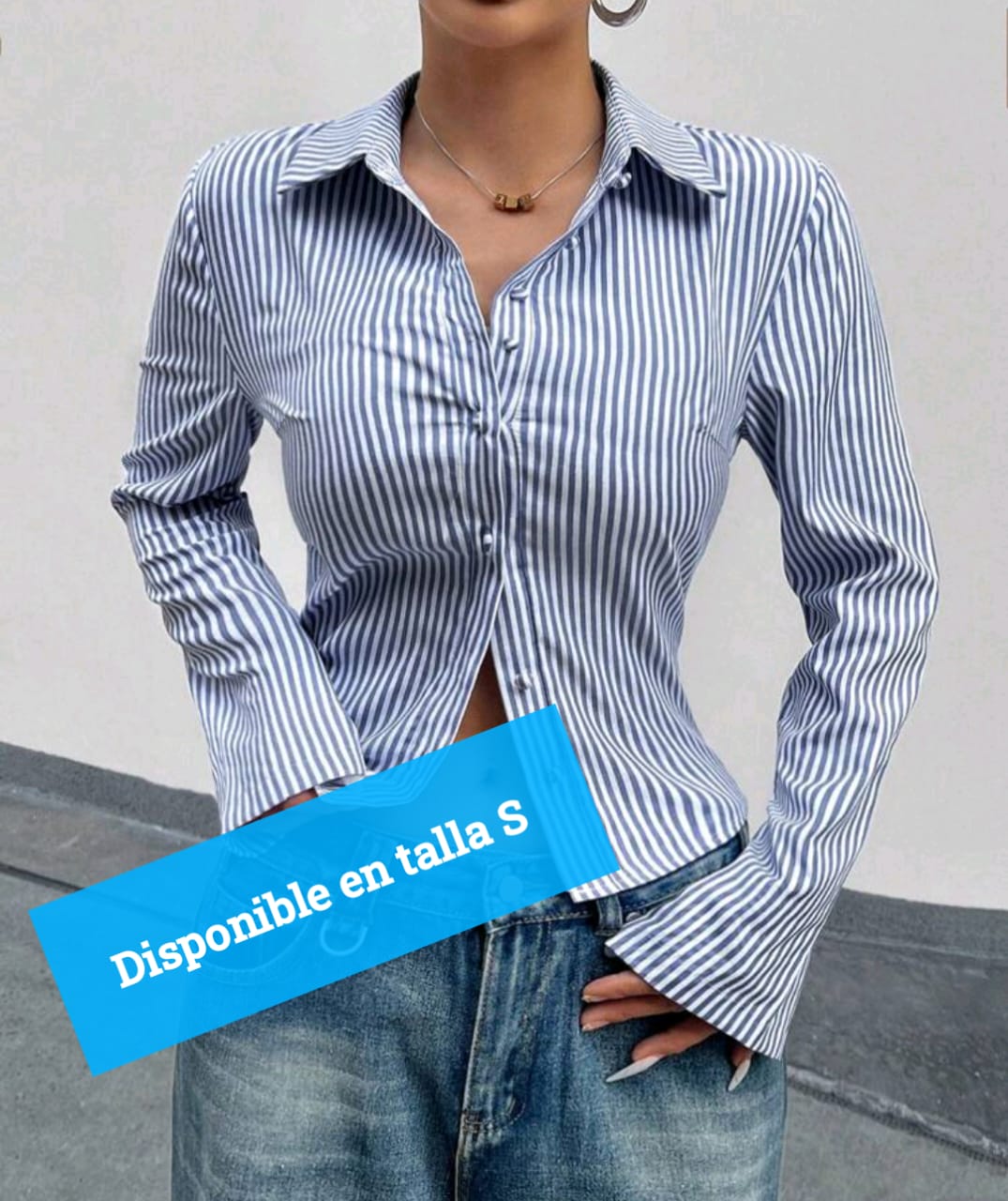 Descripción de la blusa  Tipo: Blusa para mujer.  Talla disponible: S .  Diseño:  Blusa de manga larga.  Estilo ajustado al torso, con caída entallada.  Rayas verticales en color azul y blanco.  Cuello tipo camisero.  Botonadura frontal.  Estilo: Cas