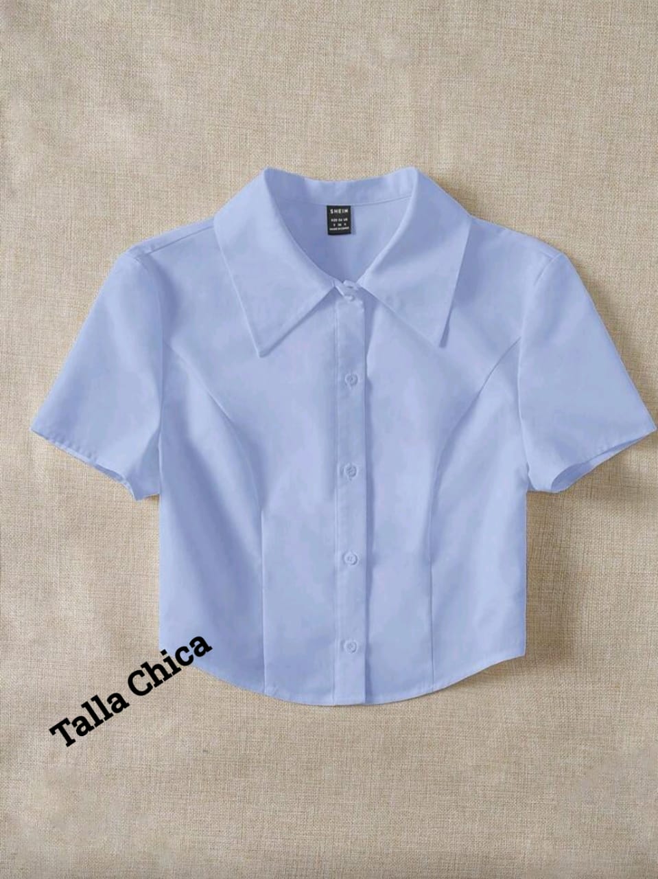 Descripción de la blusa  Tipo: Blusa para mujer.  Talla disponible: S .  Diseño:  Blusa de manga larga.  Estilo ajustado al torso, con caída entallada.  Rayas verticales en color azul y blanco.  Cuello tipo camisero.  Botonadura frontal.  Estilo: Cas