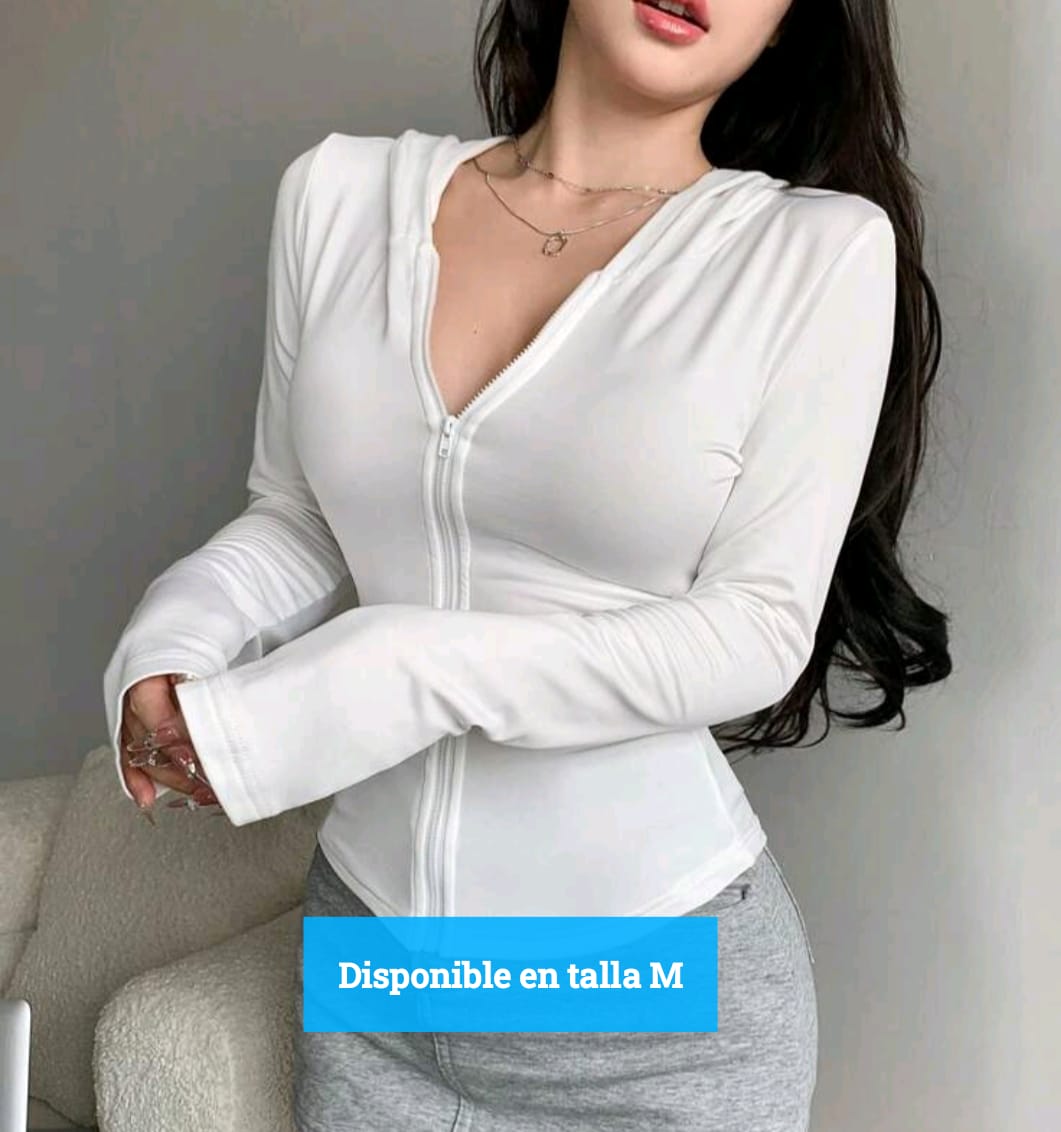 Características:  Color: Blanco  Cierre: Completo al frente  Corte: Ajustado al cuerpo (estilo “fit”)  Tela: Suave, elástica y cómoda  Mangas largas con terminado ligeramente extendido