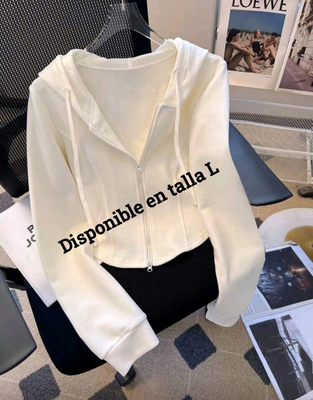 Color: Blanco / crema  Talla: L  Diseño:  Cierre frontal completo  Con gorro y cordones ajustables  Corte ligeramente corto tipo “crop”  Mangas: Largas  Tela: Suave, ligera y cómoda  Estilo: Casual–urbano, perfecta para combinar con jeans, joggers o